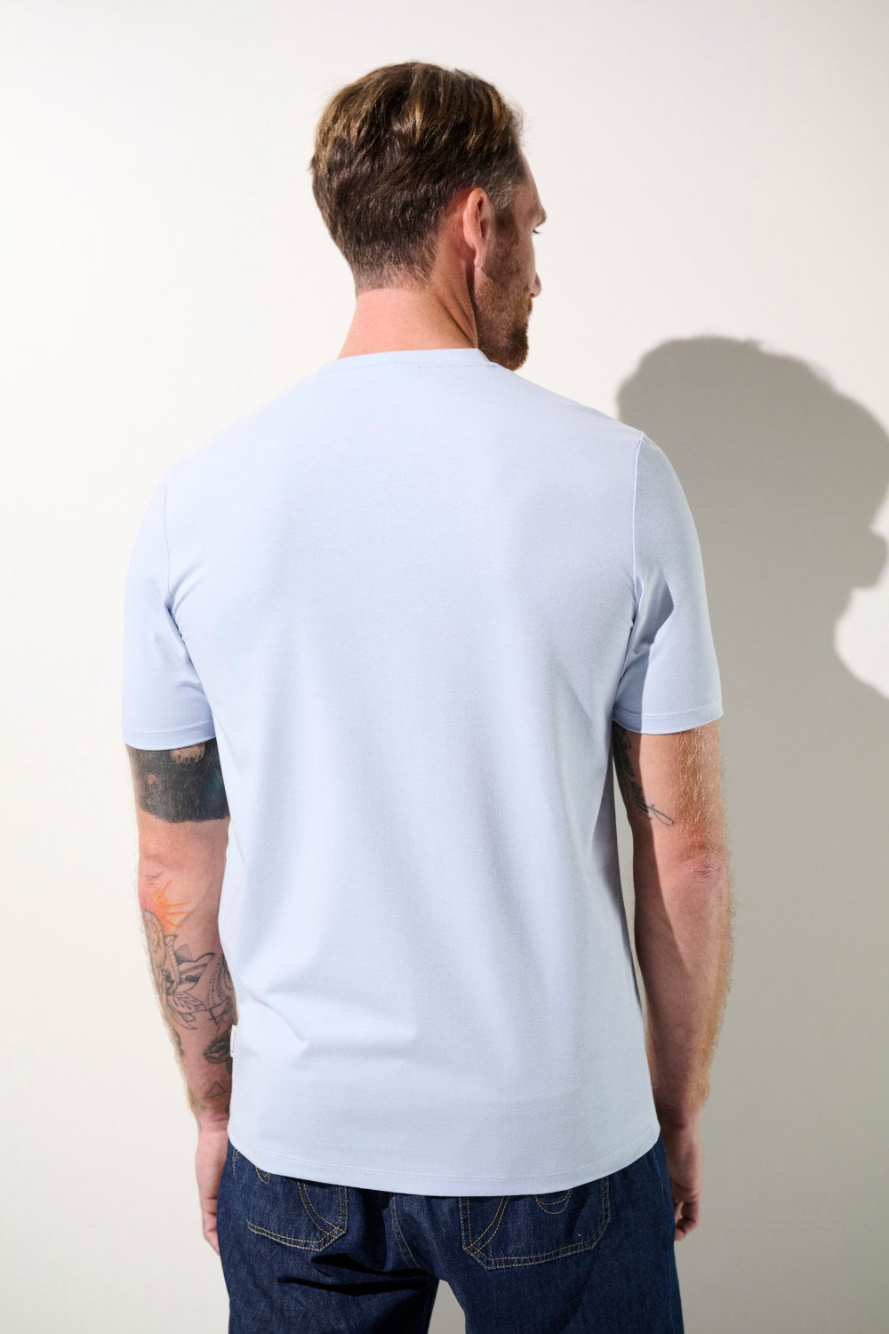 T-shirt anti-UV bleu clair pour homme, léger et respirant, UPF 50+ pour une protection solaire efficace.