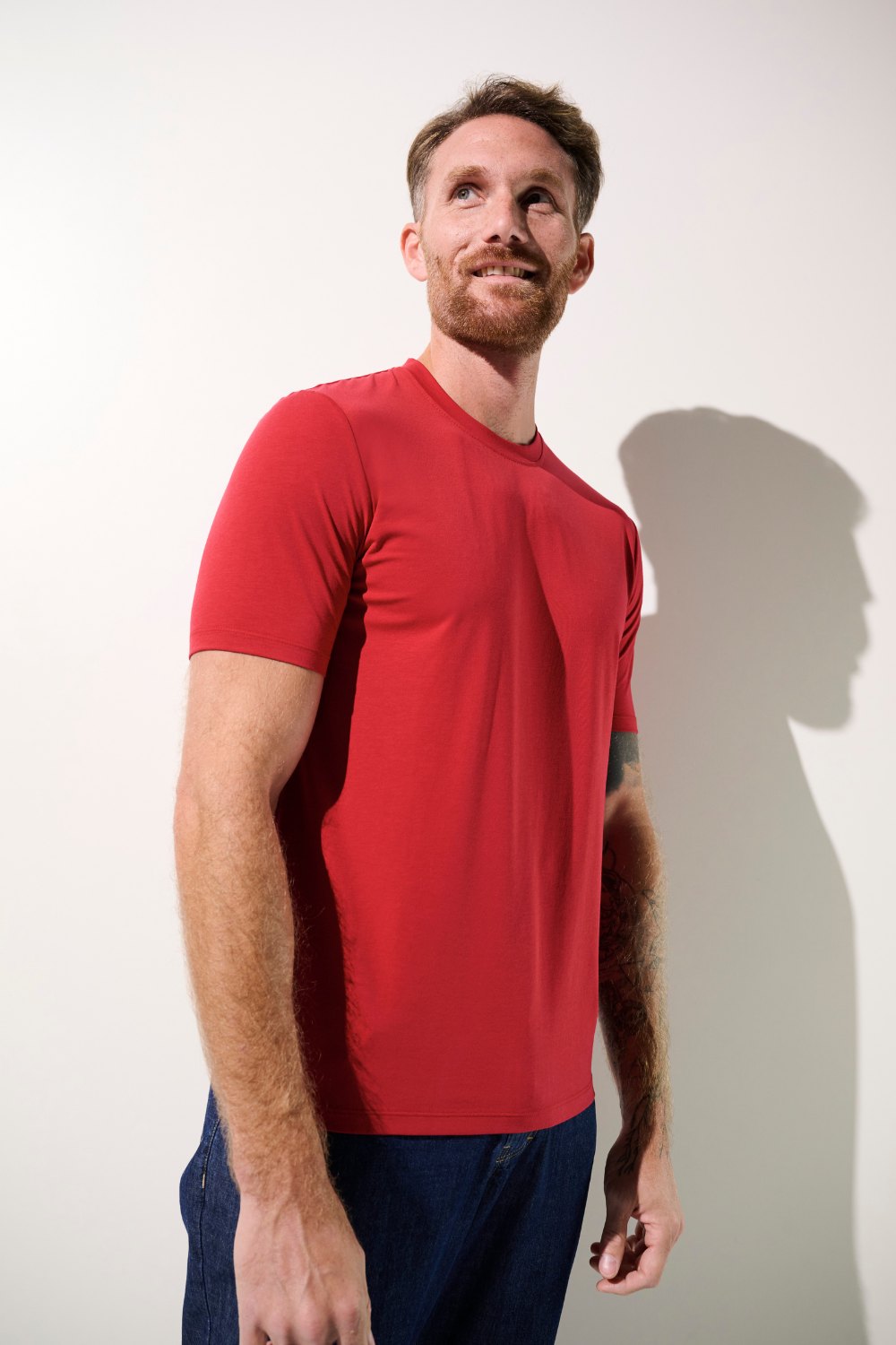 T-shirt anti-UV rouge pour homme, léger et respirant, UPF 50+, idéal pour une journée ensoleillée.