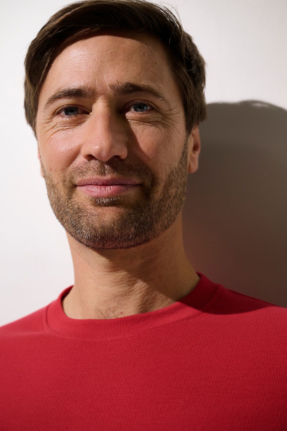 Homme portant un T-shirt anti-UV - Faro rouge, léger et respirant, offrant une protection solaire UPF 50+.