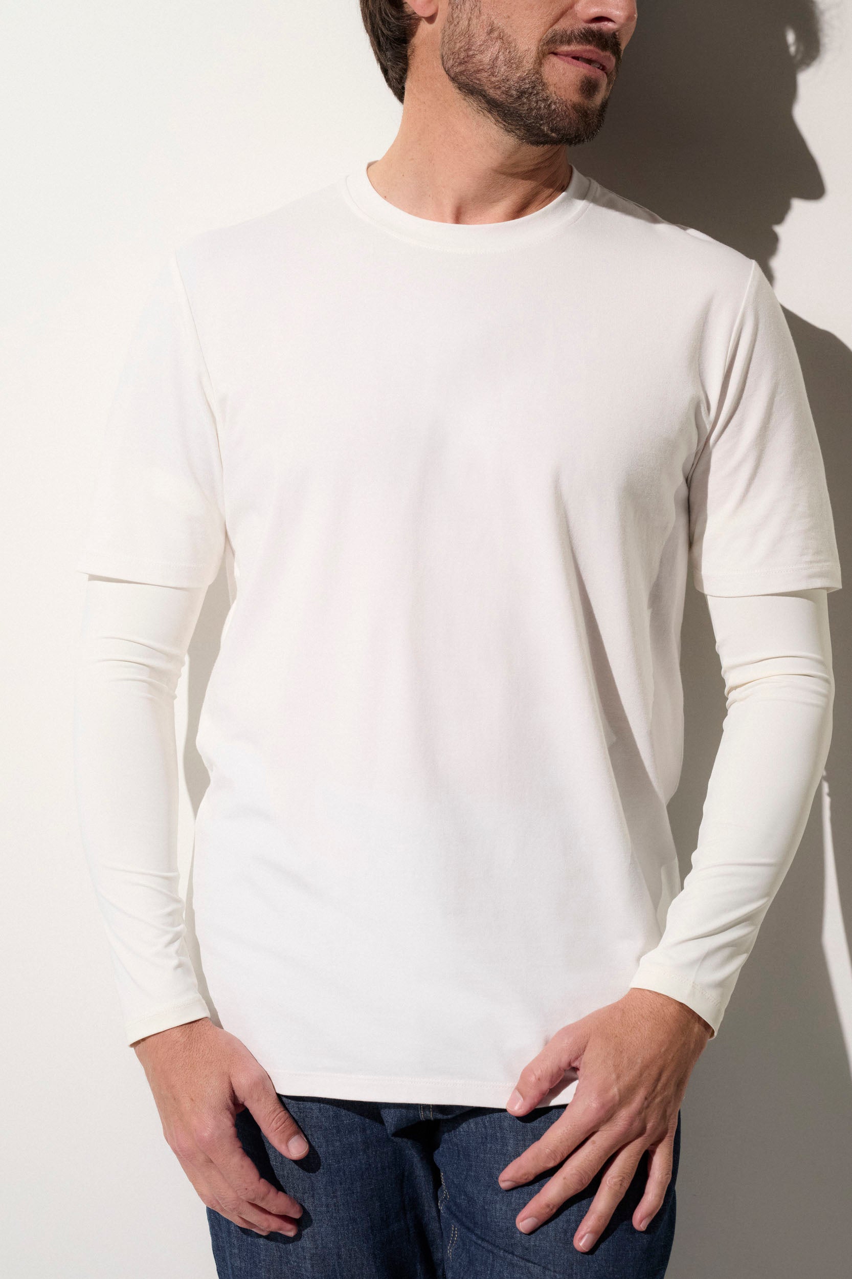 T-shirt anti-UV blanc UPF50+ pour homme, léger et respirant, idéal pour la protection solaire.
