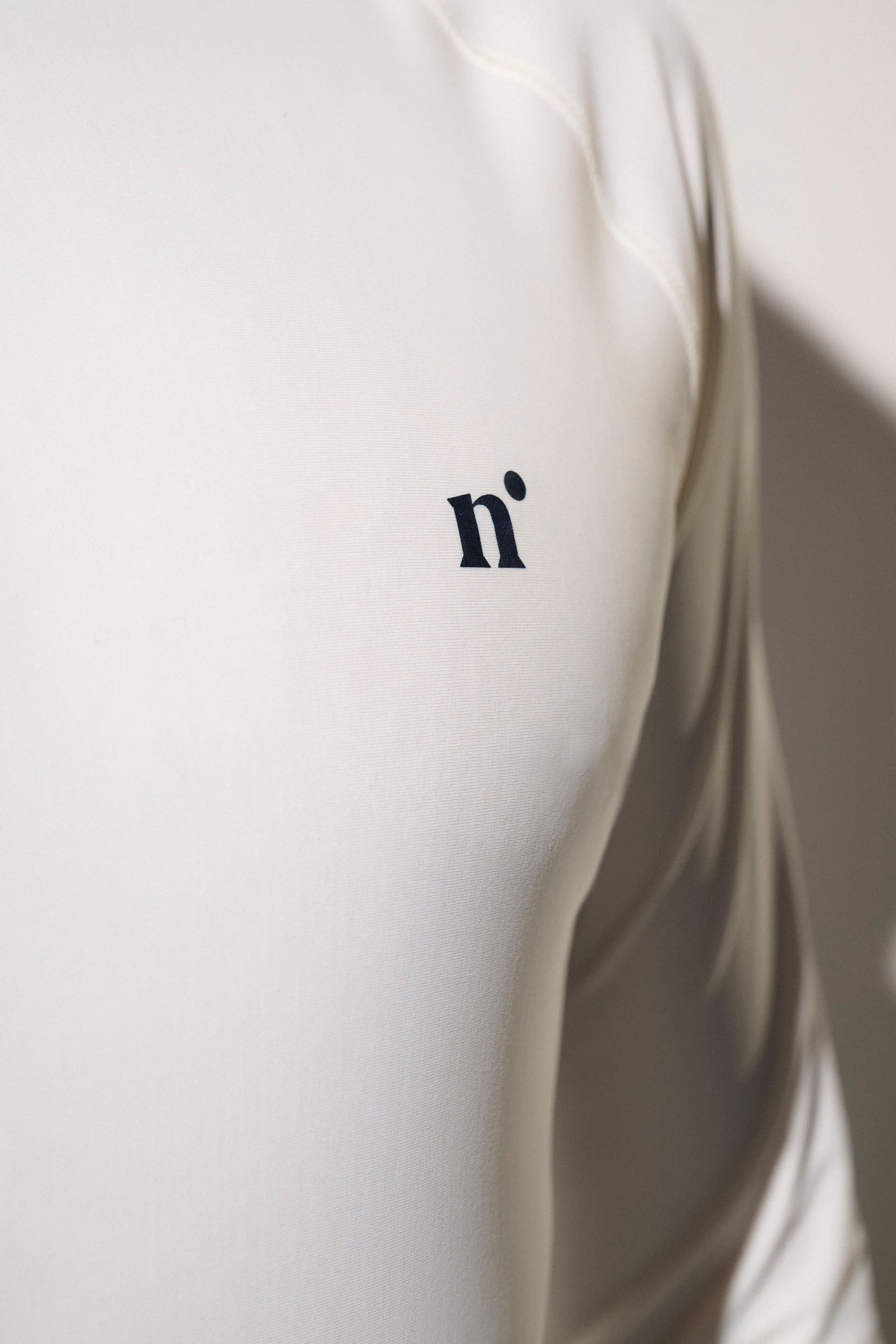 T-shirt de bain anti-UV Nuvées, manches longues, UPF50+, léger et respirant, idéal pour les activités aquatiques.