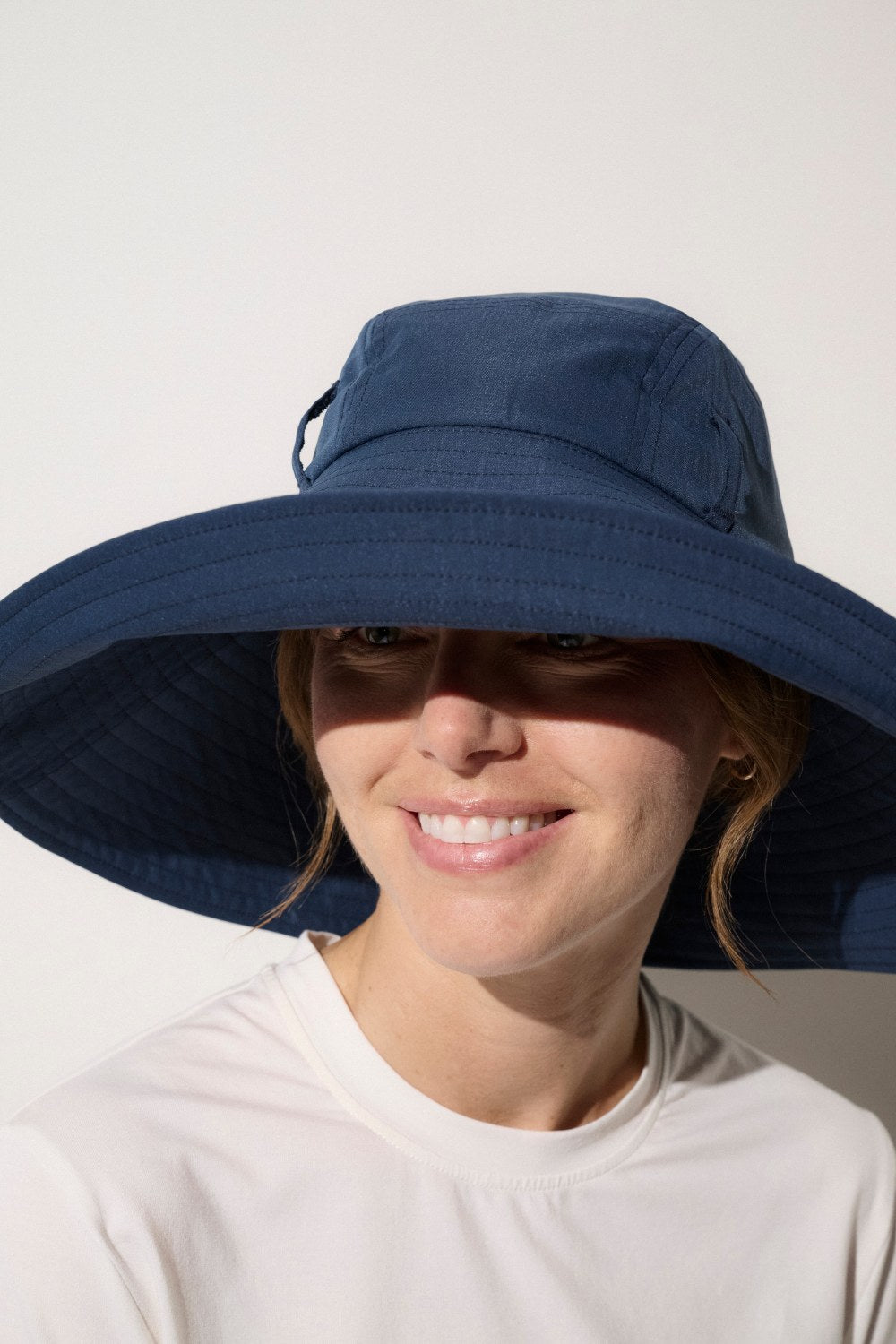 Chapeau anti-UV bleu pour femme, offrant un large bord et une protection solaire élégante.