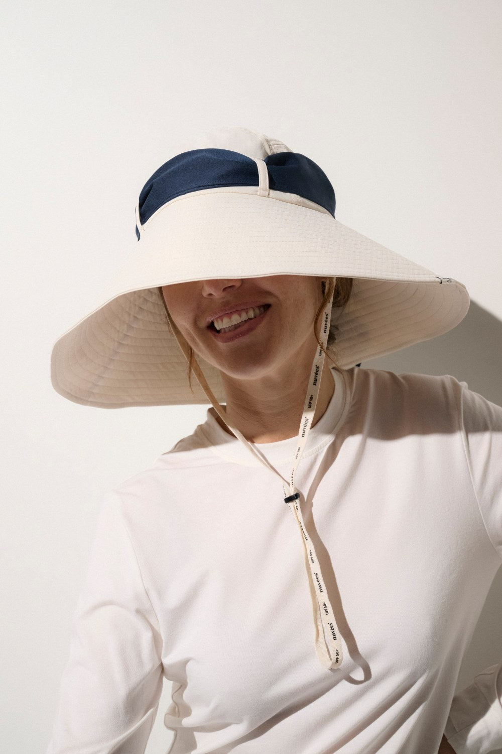 Chapeau anti-UV blanc pour femme, large bord pour une excellente protection solaire, certifiée UPF 50+