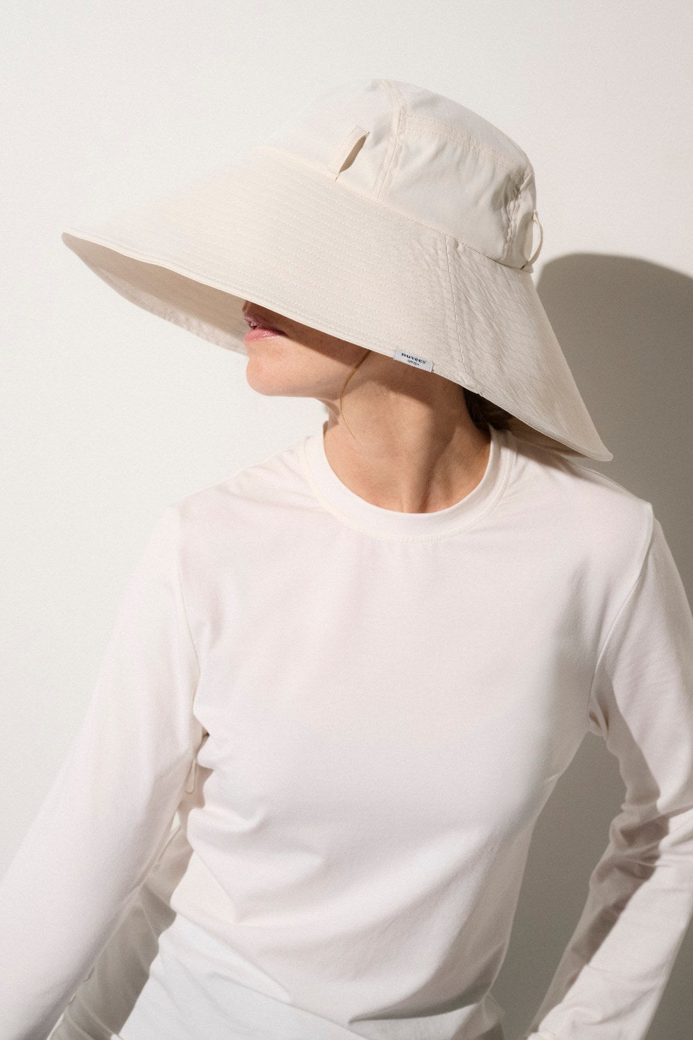 Chapeau anti-UV blanc pour femme, offrant une protection solaire élégante et confortable.