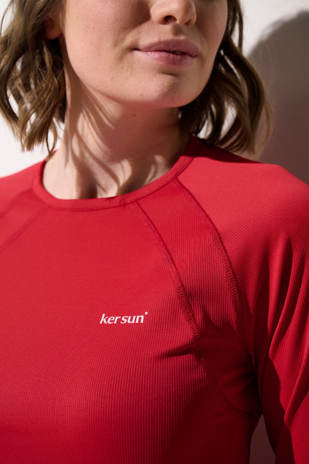 T-shirt anti-UV rouge pour femme de Ker Sun, léger et respirant, idéal pour les activités en extérieur.
