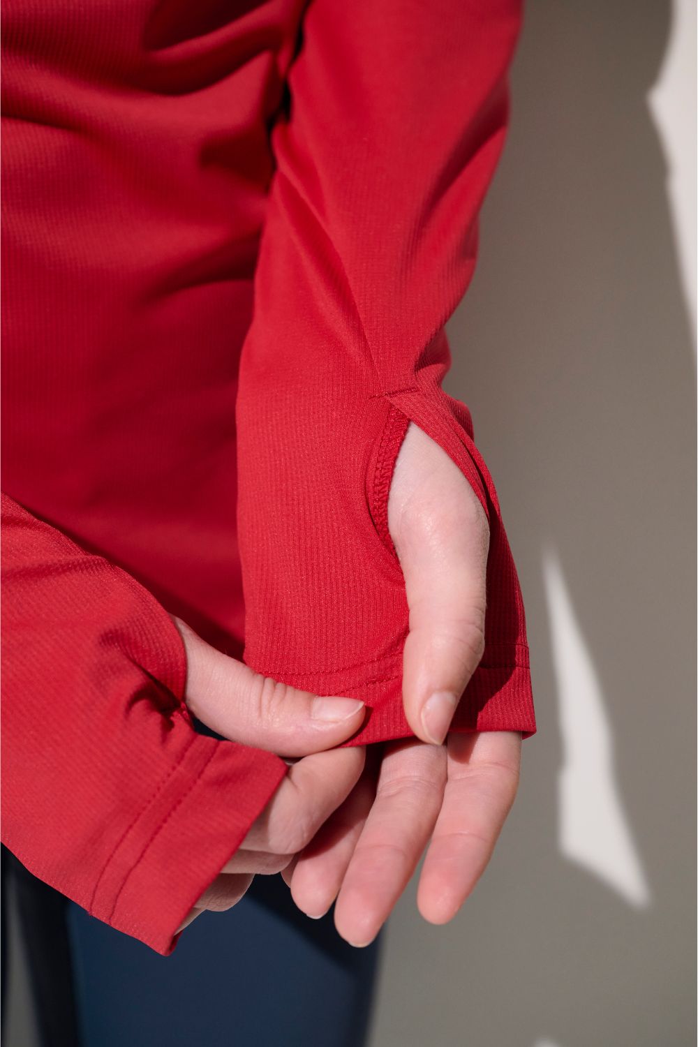T-shirt anti-UV Boston rouge pour femme, léger et respirant, avec manches longues pour protection solaire.
