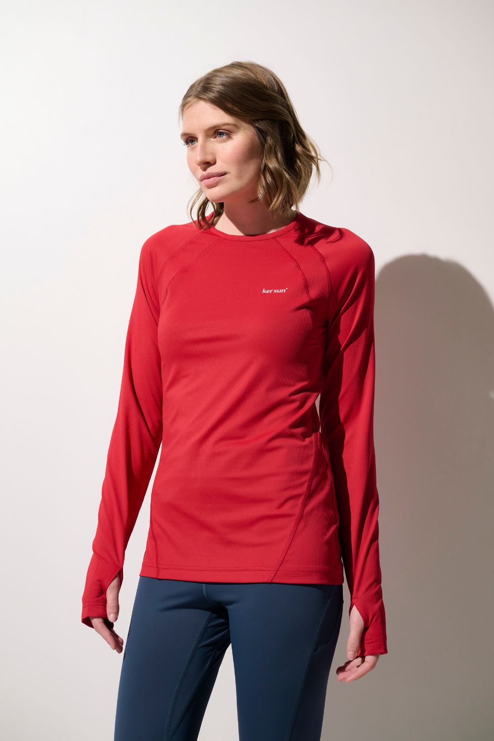 T-shirt anti-UV red pour femme, léger et respirant, UPF 50+, parfait pour les activités sportives en extérieur.
