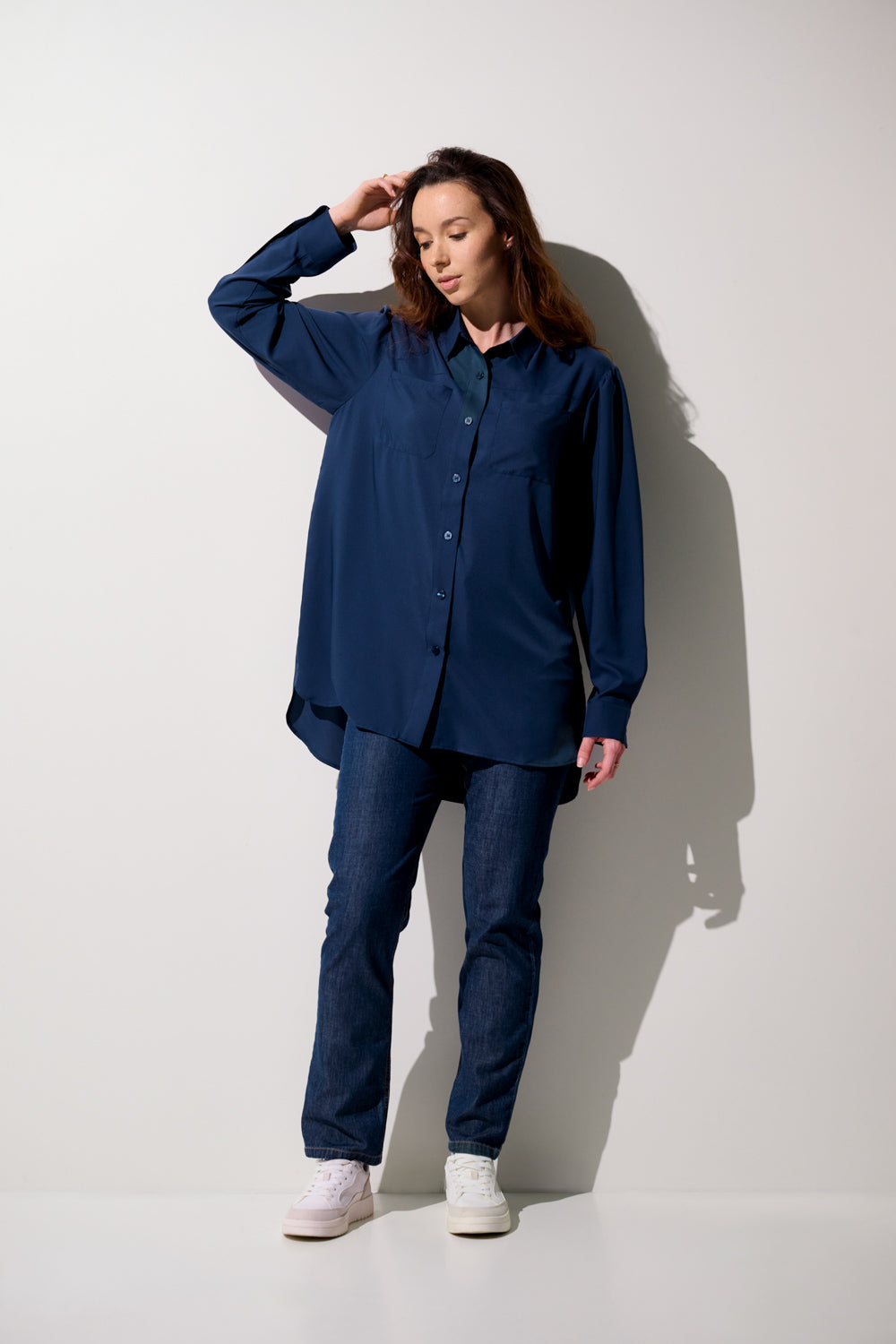 Chemise longue anti-UV - Faro, bleue pour femme, offrant protection solaire UPF 50+ et élégance décontractée.