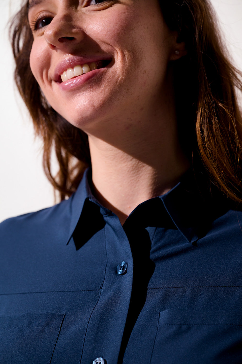 Chemise longue anti-UV - Faro bleu marine pour femme, élégante et légère, offrant protection solaire UPF 50+.