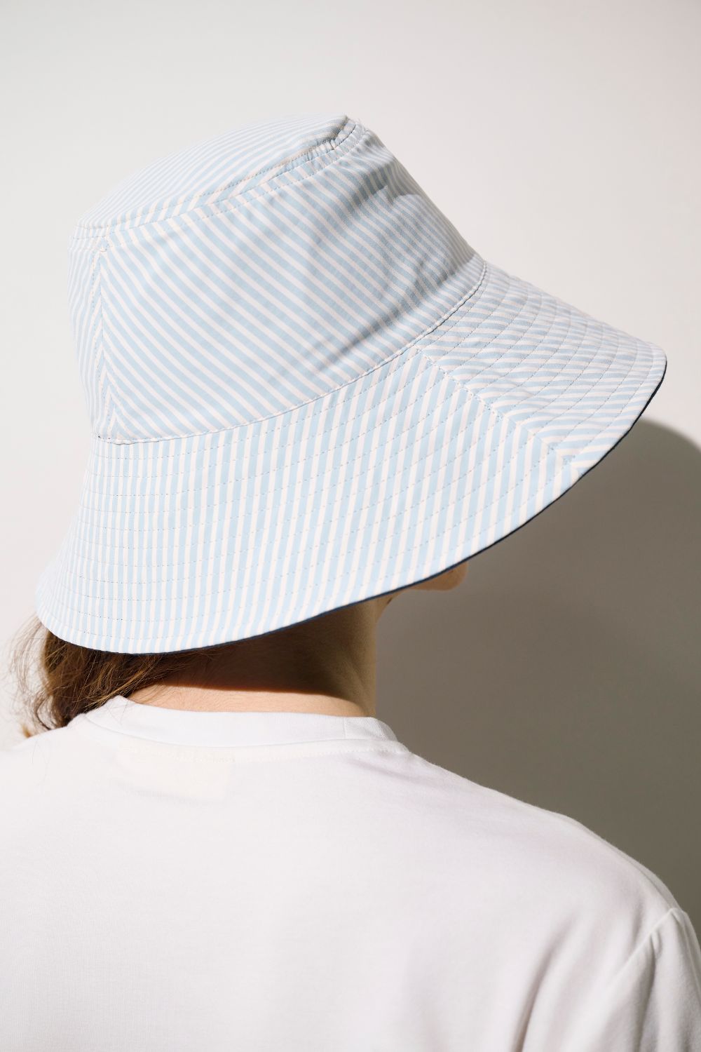 Bob anti-UV - Sylt rayé bleu pour femme, offrant une protection solaire UPF 50+ pour un usage quotidien.