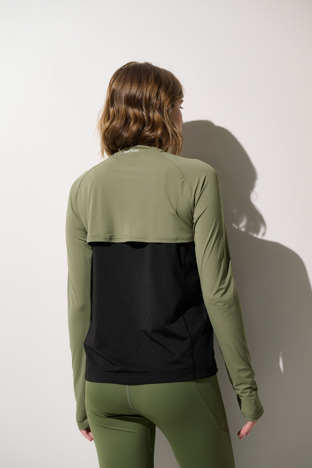 Shrug anti-UV - Sequoia pour femme, manches longues, UPF 50+, en coloris noir et vert, idéal pour la protection solaire.