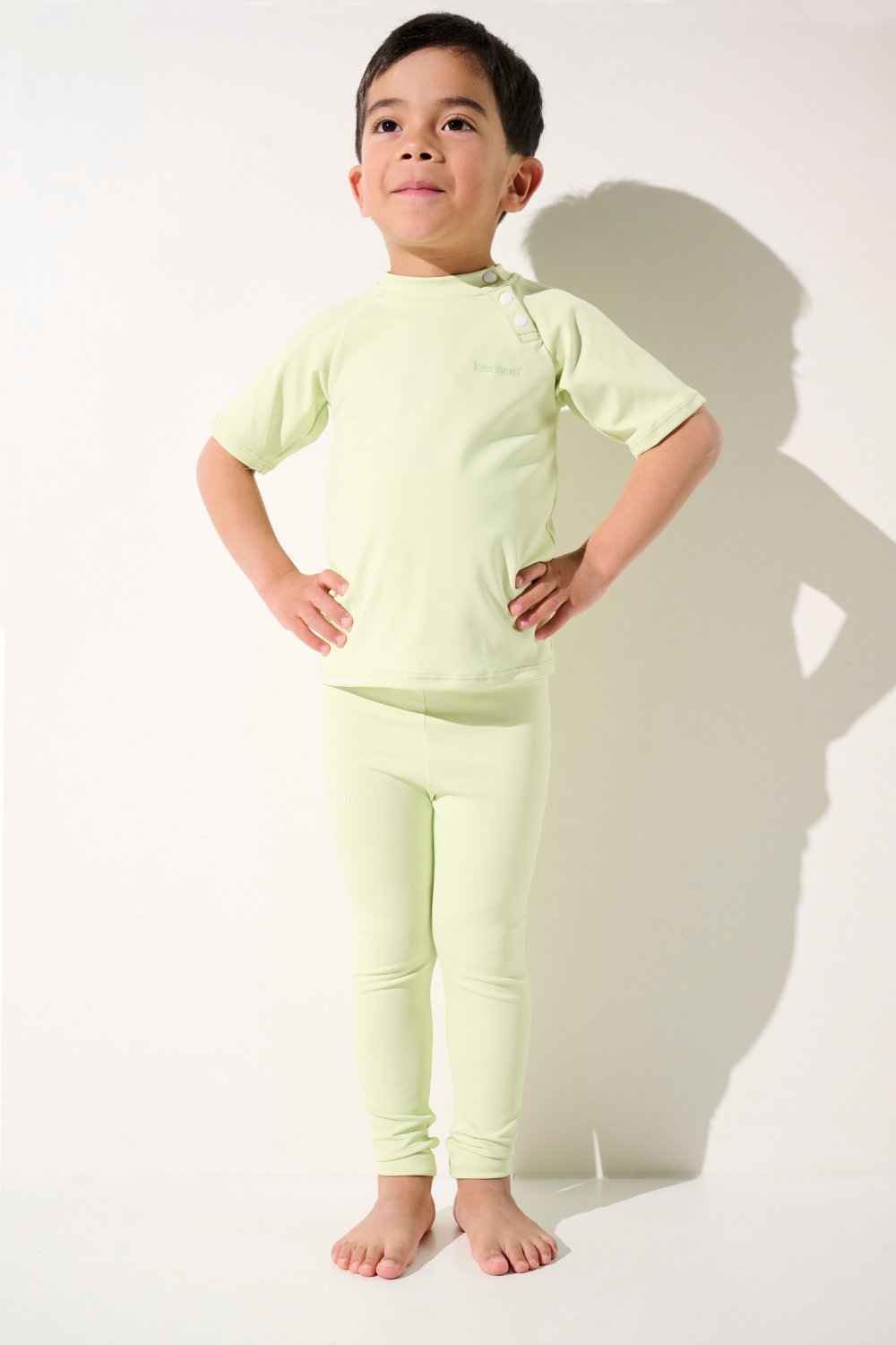 T-shirt de bain anti-UV - Samoa vert clair pour garçon, léger et UPF 50+, idéal pour les activités aquatiques.