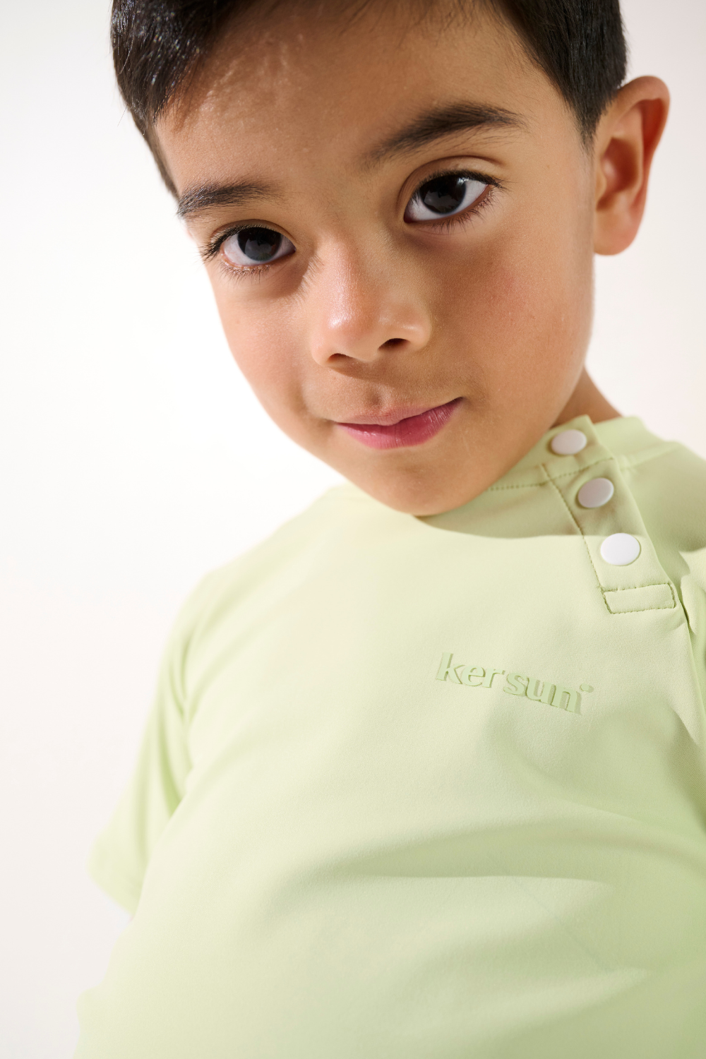 T-shirt de bain anti-UV - Samoa en vert clair, UPF 50+, porté par un garçon pour la protection solaire.