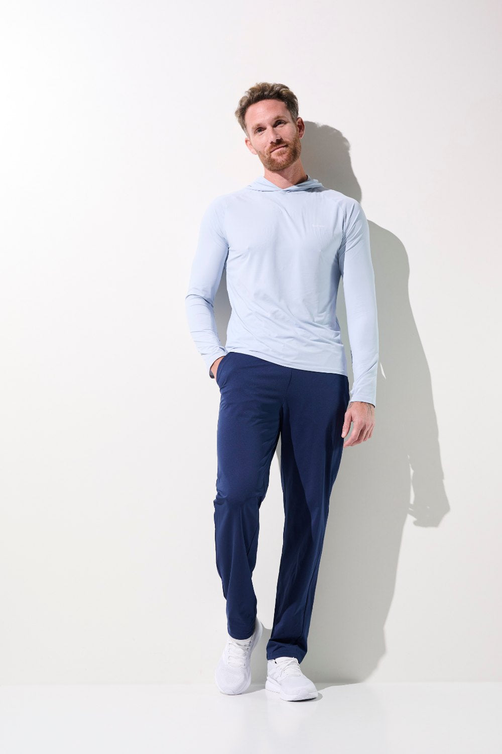 T-shirt anti-UV à capuche - Oasis, homme en bleu clair, manches longues, léger et respirant pour protection solaire.