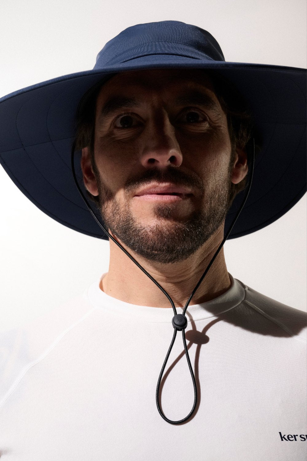 Chapeau de bain anti-UV bleu pour homme, léger et confortable, offrant une protection solaire UPF 50+.