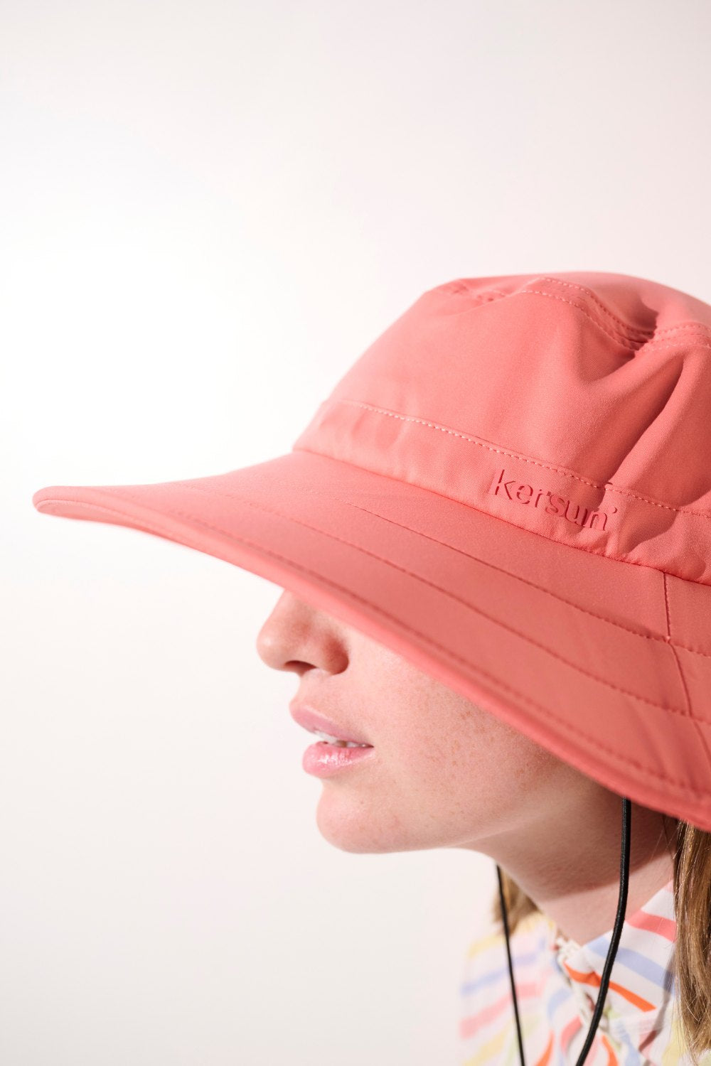 Chapeau de bain anti-UV - Galápagos pour femme, couleur corail, léger et protecteur UPF 50+ pour les activités en plein air.