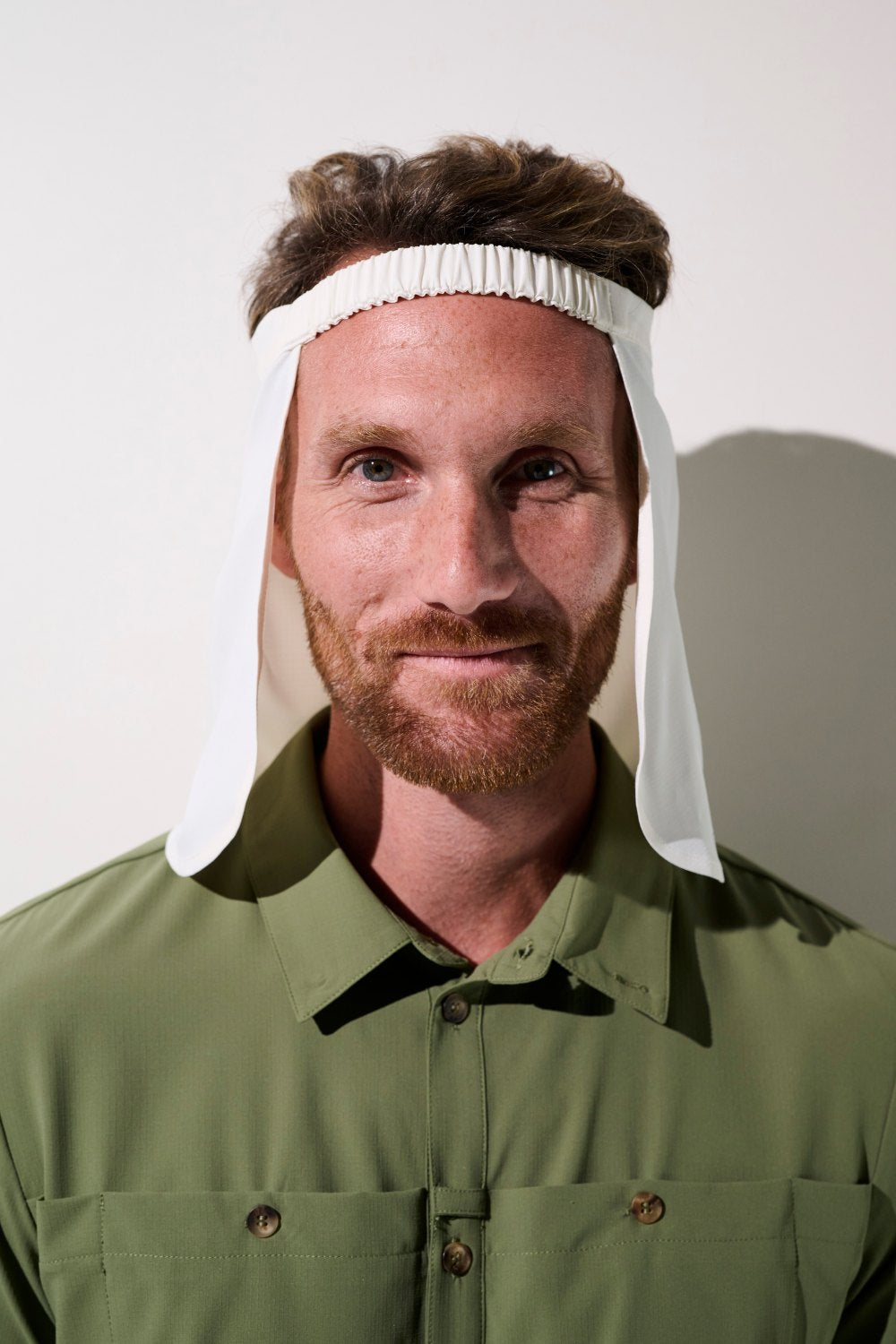 Cache-nuque anti-UV - Gobi, homme portant un cache-nuque blanc, léger, idéal pour la protection solaire UPF 50+.