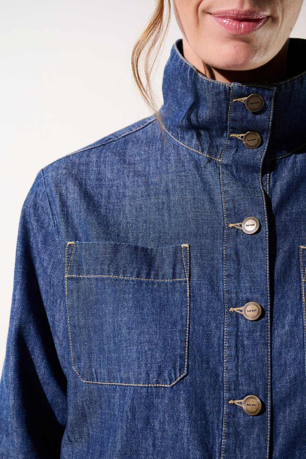 Veste anti-UV - Saint-Malo en denim bleu pour femme, avec col montant, offrant une protection solaire UPF 50+.