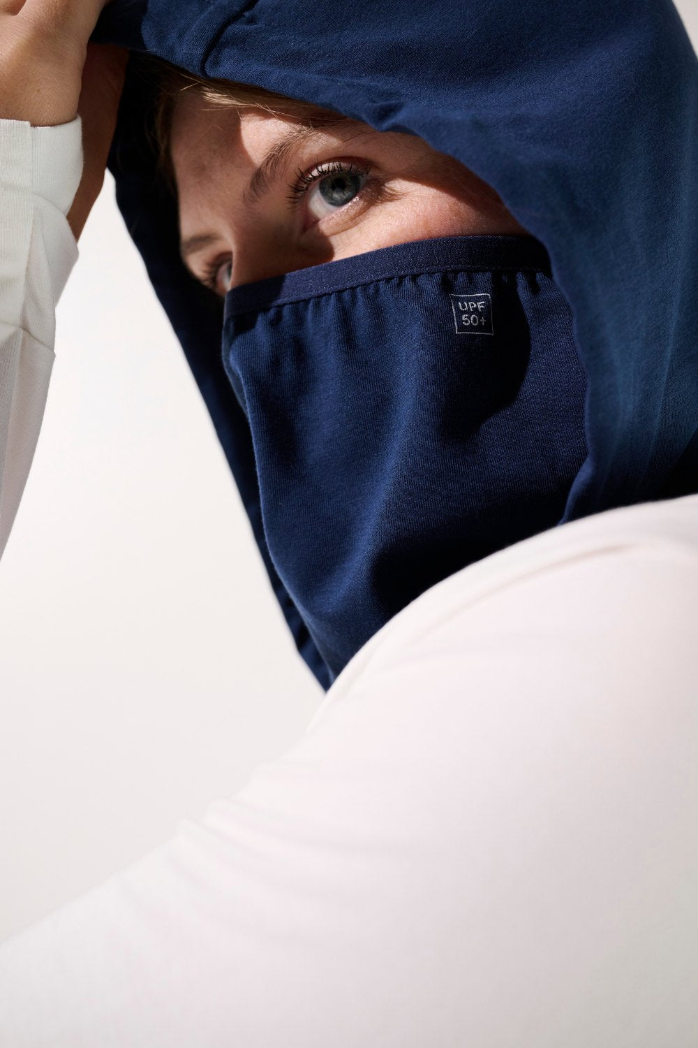 Capuche anti-UV - Mojave en bleu navy, offrant protection solaire UPF 50+ pour homme, idéale pour les activités extérieures.