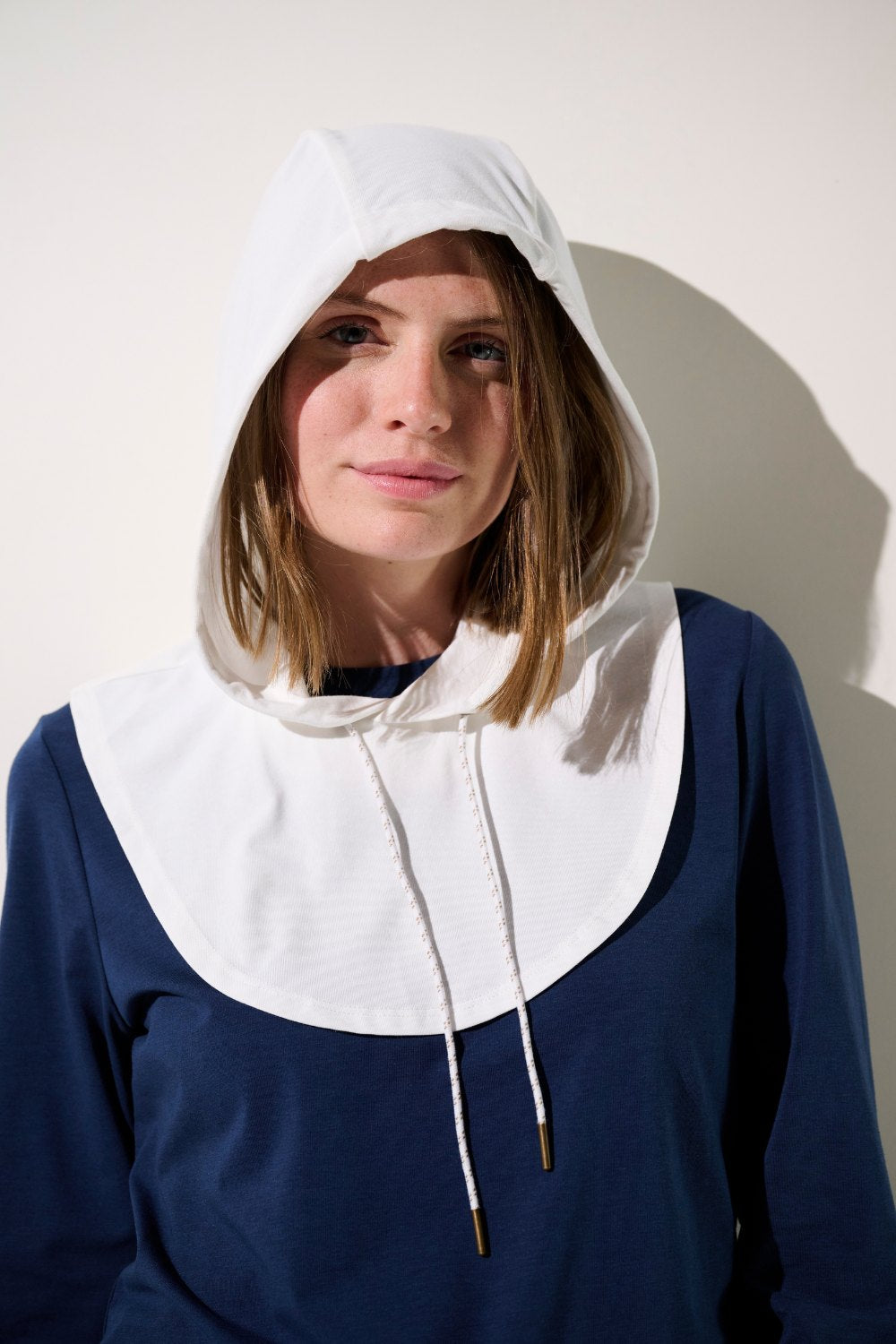 Capuche anti-UV - Mojave blanche portée par une femme, offrant protection solaire UPF 50+.