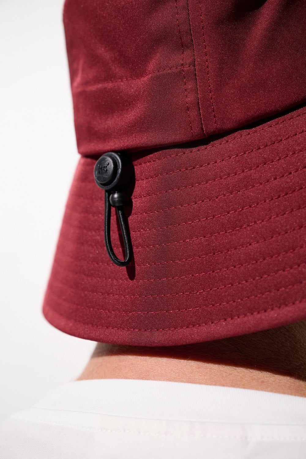 Bob anti-UV - Faro rouge avec cordon de réglage, léger et pratique pour protection solaire efficace.