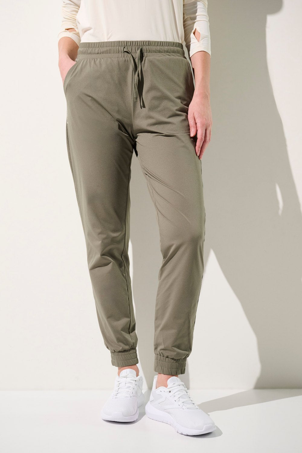 Pantalon anti-UV Oasis pour femme, léger et confortable, idéal pour des activités en plein air avec protection UPF 50+.