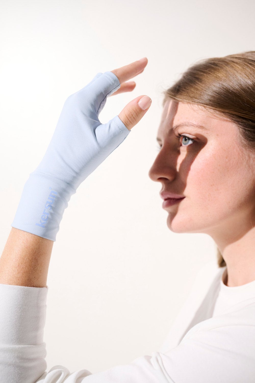 Mitaines anti-UV Gobi bleues pour femme, offrant protection solaire UPF 50+ et confort lors d'activités extérieures.