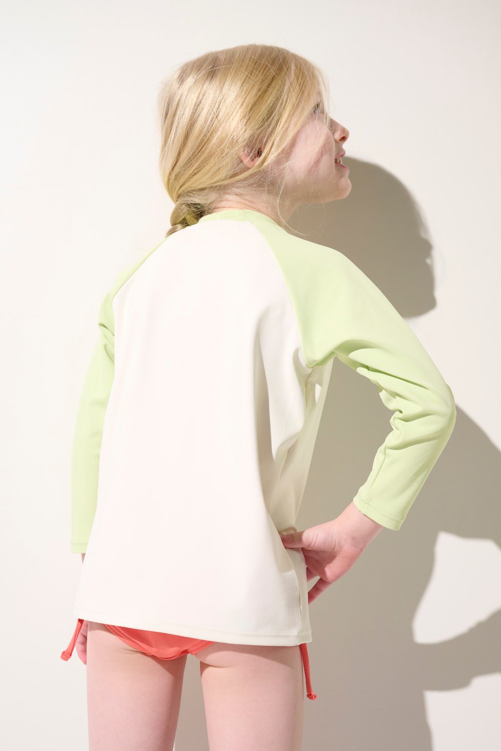 T-shirt de bain anti-UV - Fidji pour enfant, léger, manches longues, UPF 50+, coloris vert et beige, parfait pour la plage.