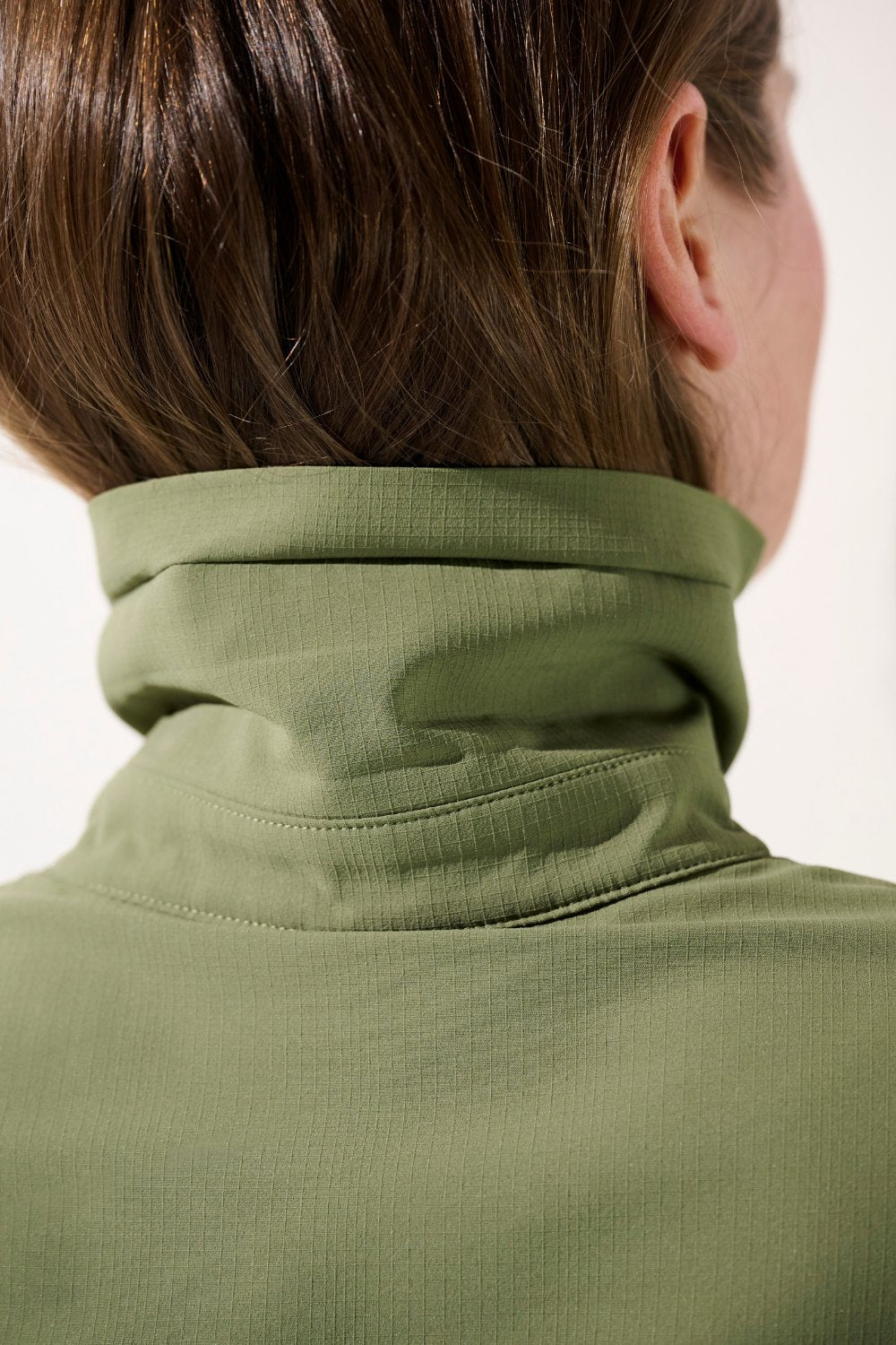 Chemise anti-UV - Sequoia verte pour femme, avec col montant léger, offrant une protection solaire UPF 50+.