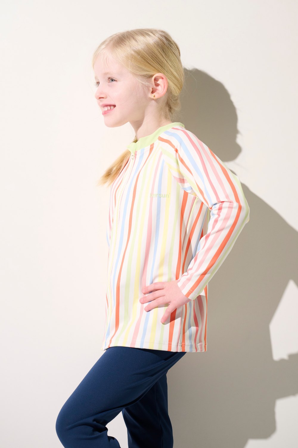 Veste de bain anti-UV - Fidji, rayée colorée pour enfant, manches longues et tissu léger, idéal pour la plage.