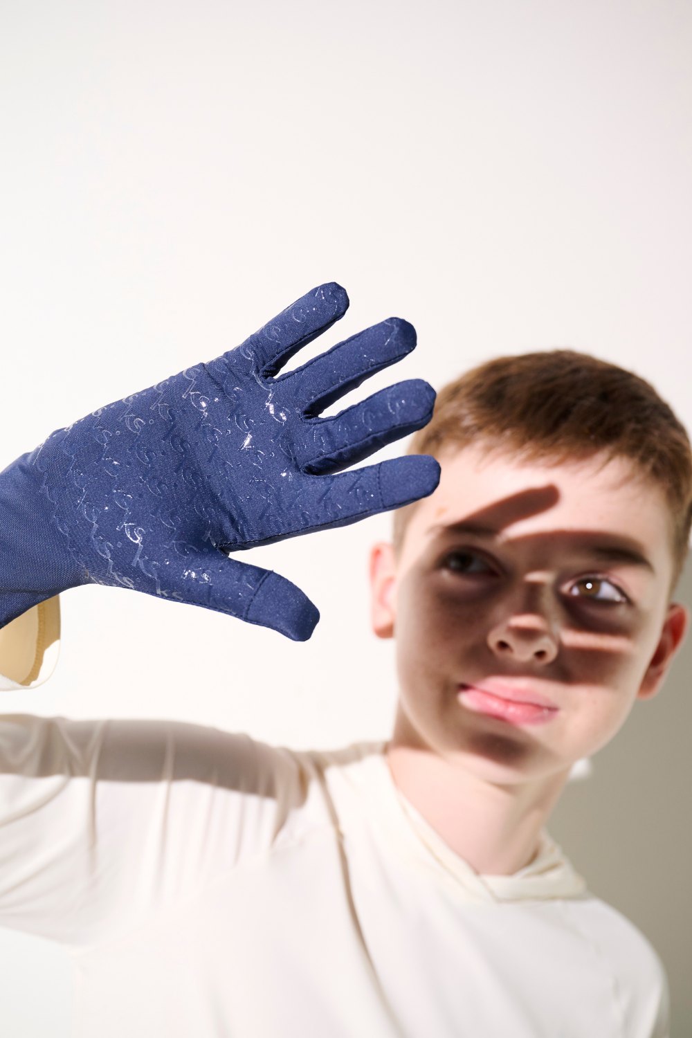 Gants anti-UV - Mojave bleus UPF 50+ pour enfants, légers et respirants pour jouer au soleil.