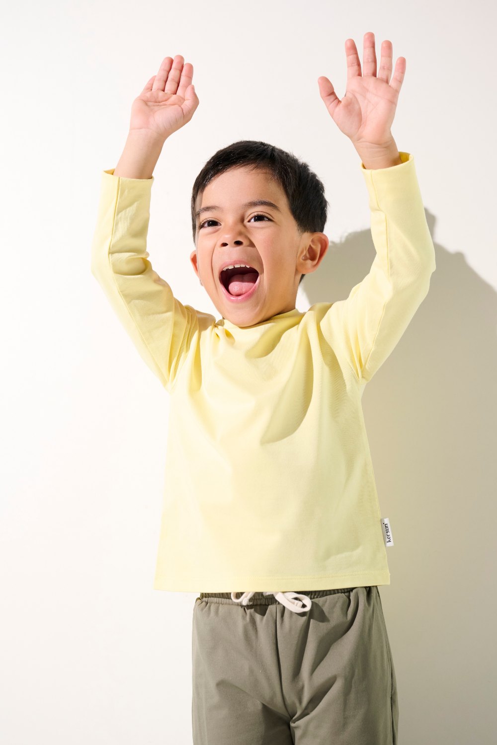 T-shirt anti-UV jaune pour enfant, léger et UPF 50+, parfait pour jouer dehors sous le soleil.