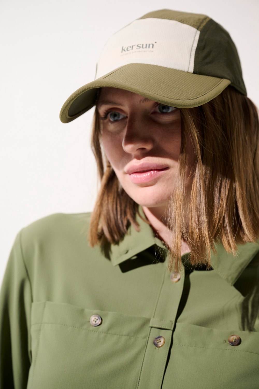 Casquette anti-UV - Sequoia de Ker Sun, femme avec visière, idéale pour des activités sportives en plein soleil.