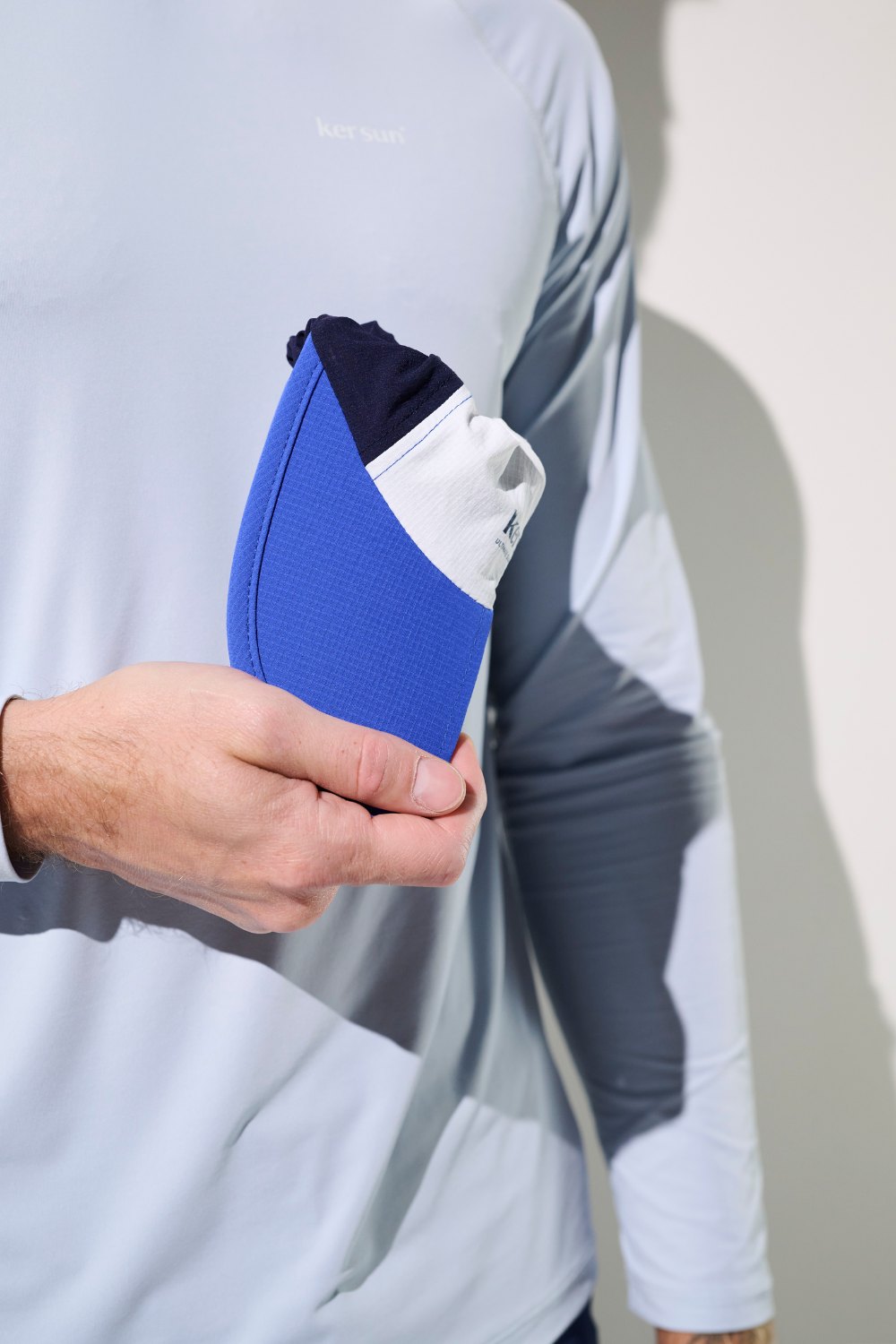 Casquette anti-UV - Sequoia bleue pliée, légère et compacte, idéale pour la protection solaire pendant les activités sportives.