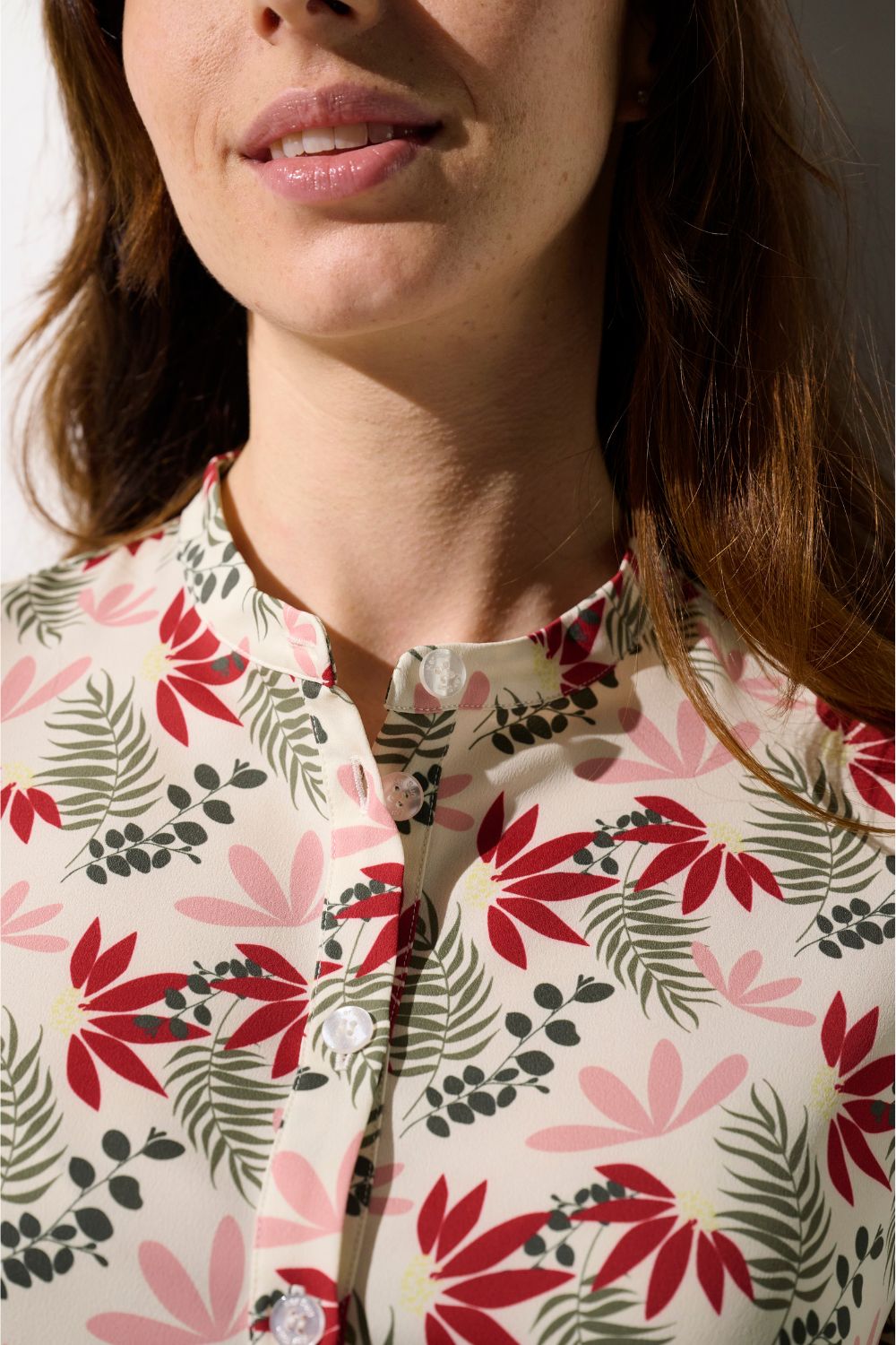 Blouse anti-UV - Positano à fleurs pour femme, élégante et légère, idéale pour promenade en extérieur avec protection solaire.