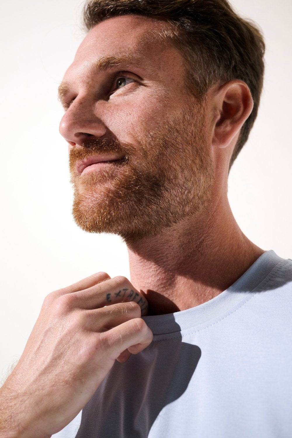 Homme avec une barbe portant un t-shirt anti-UV Saint-Malo, léger et élégant, protection solaire UPF 50+.