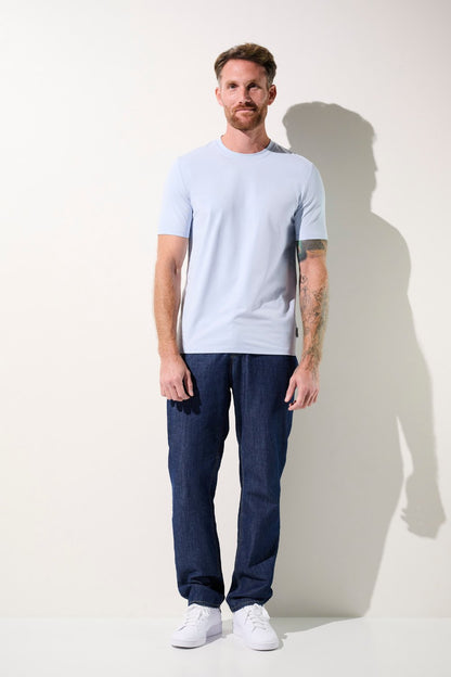 T-shirt anti-UV bleu clair pour homme, léger, UPF 50+, parfait pour des sorties décontractées au soleil.