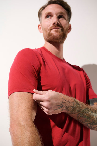 T-shirt anti-UV rouge pour homme, léger et respirant, certifié UPF 50+ pour une protection solaire optimale.