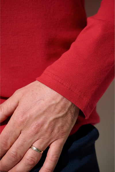 T-shirt anti-UV - Faro rouge avec manches longues, montrant un détail de poignet pour homme, offrant protection solaire UPF 50+.