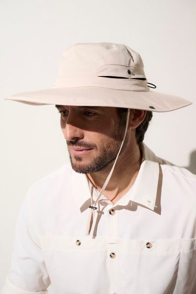 Chapeau anti-UV beige pour homme, léger et confortable, offrant protection solaire UPF 50+ en pleine nature.