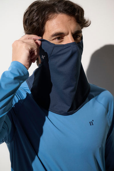 Homme portant un masque anti-UV léger et respirant, UPF 50+, idéal pour les activités en plein air.