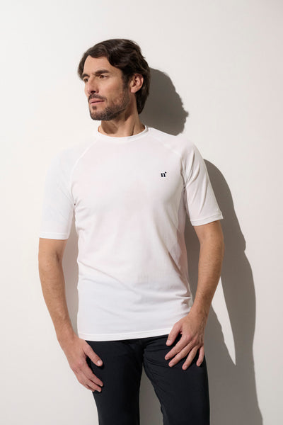 T-shirt de bain anti-UV blanc pour homme, léger, UPF 50+, idéal pour sports aquatiques et baignades ensoleillées.