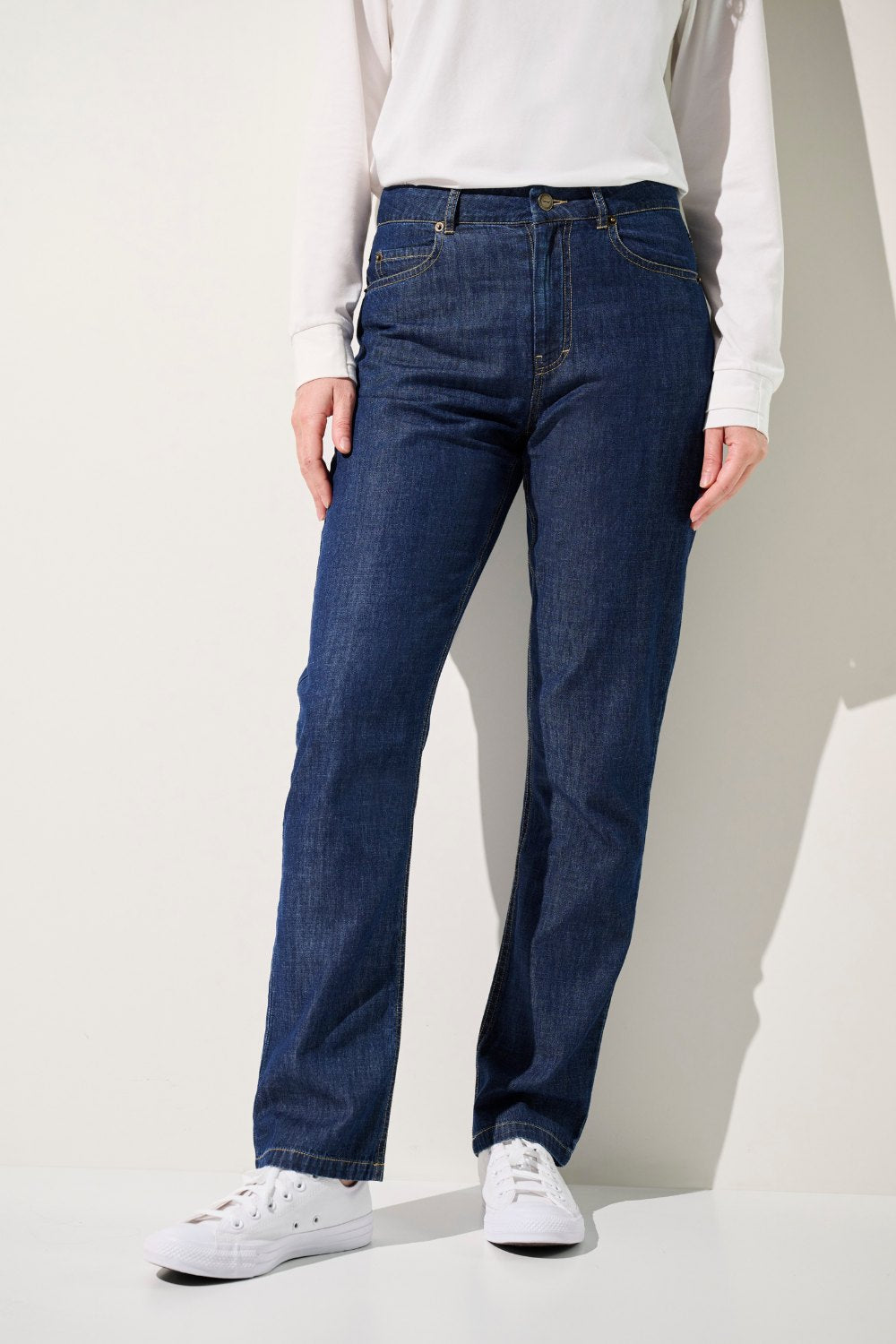 Jean anti-UV - Saint-Malo pour femme, en denim bleu, léger et élégant, offrant une protection solaire UPF 50+.