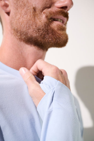 T-shirt anti-UV léger pour homme, bleu clair, offrant protection solaire UPF 50+ pour activités extérieures.