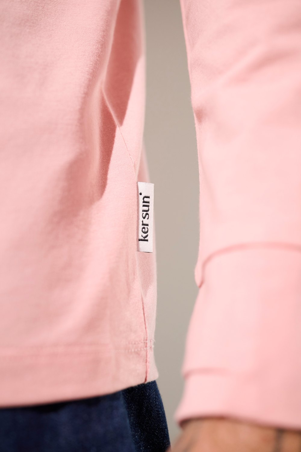 Détail d'un t-shirt anti-UV Saint-Malo en rose, marque Ker Sun, léger et confortable.