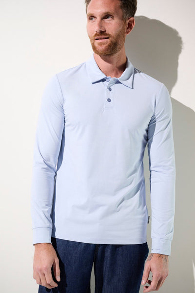 Polo anti-UV bleu clair UPF 50+ pour homme, idéal pour une protection solaire lors des sorties en plein air.