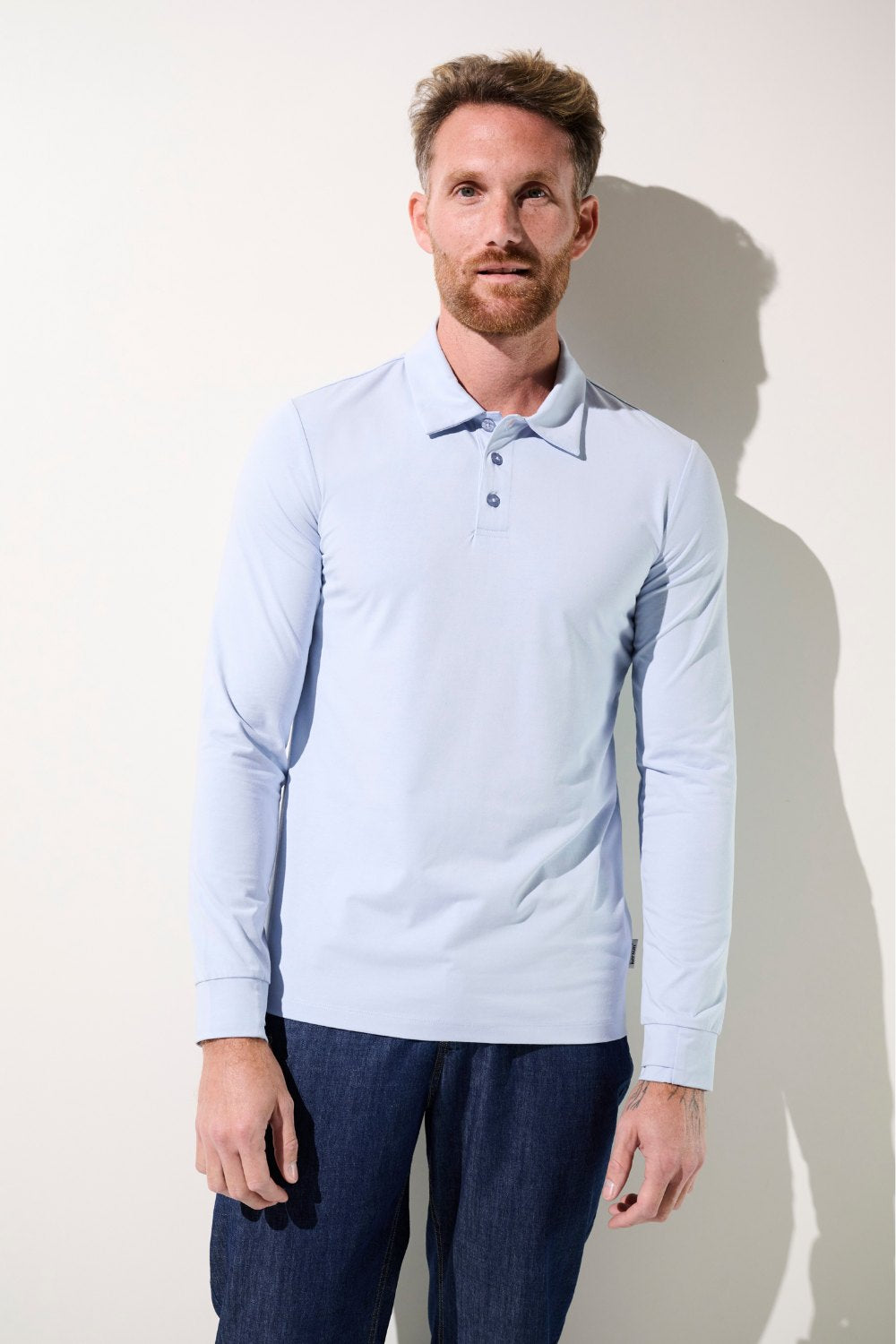 Polo anti-UV bleu clair pour homme, élégant et léger, offrant une protection solaire UPF 50+.