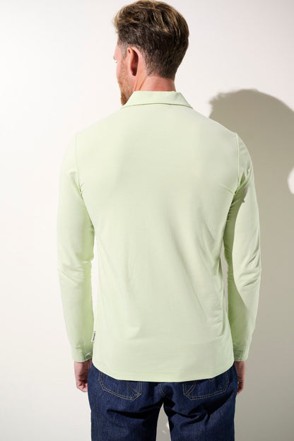 Polo anti-UV vert clair UPF 50+ pour homme, idéal pour se protéger du soleil lors de sorties en plein air.