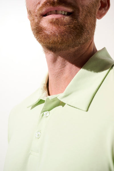 Polo anti-UV vert clair pour homme, léger et élégant, offrant une protection solaire UPF 50+.