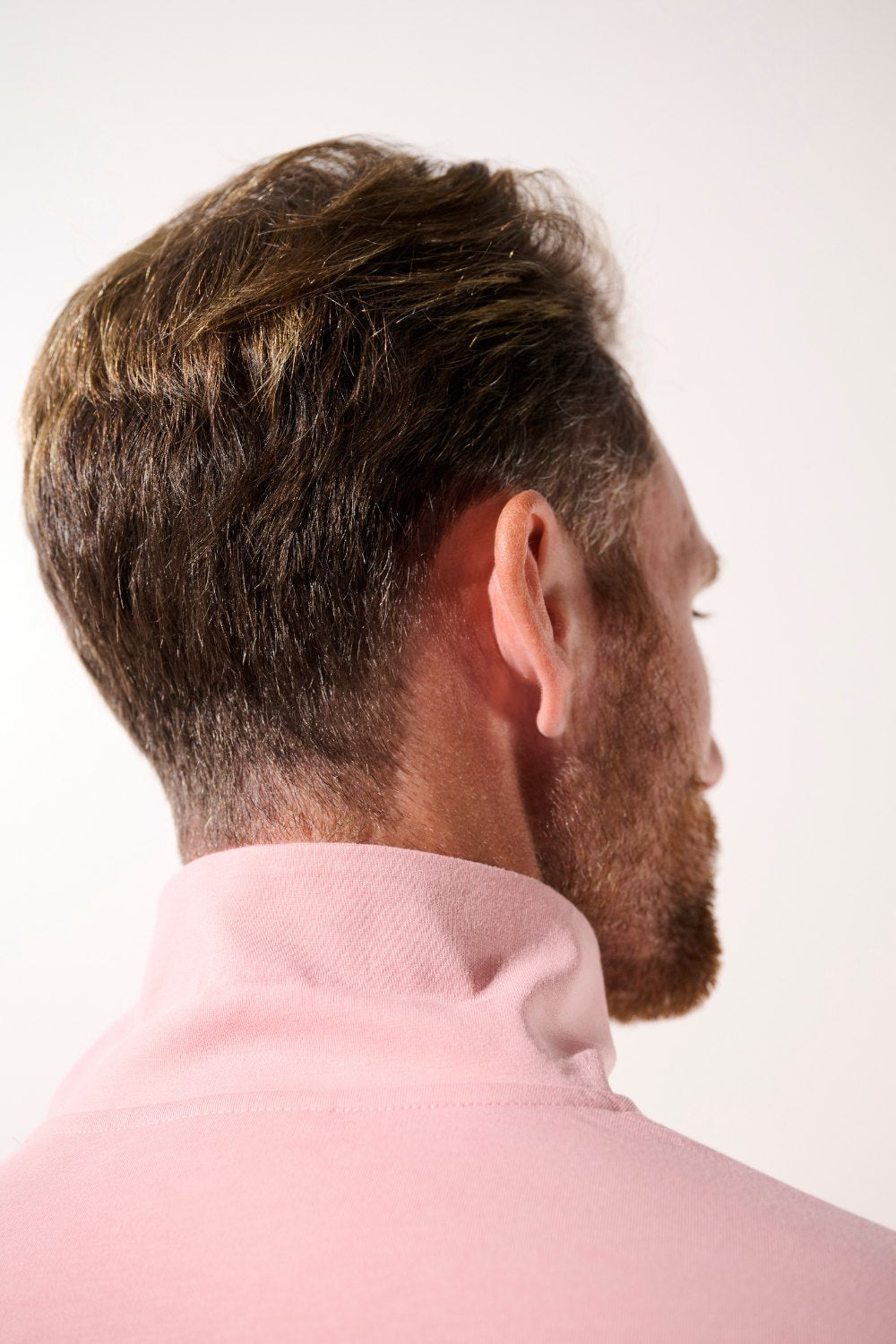 Polo anti-UV rose pour homme, léger et élégant, offrant une protection solaire UPF 50+.